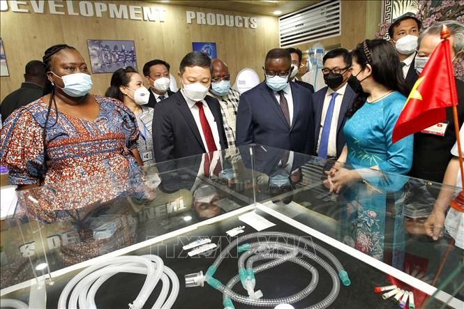 Sierra Leone President explores Saigon Hi-Tech Park model